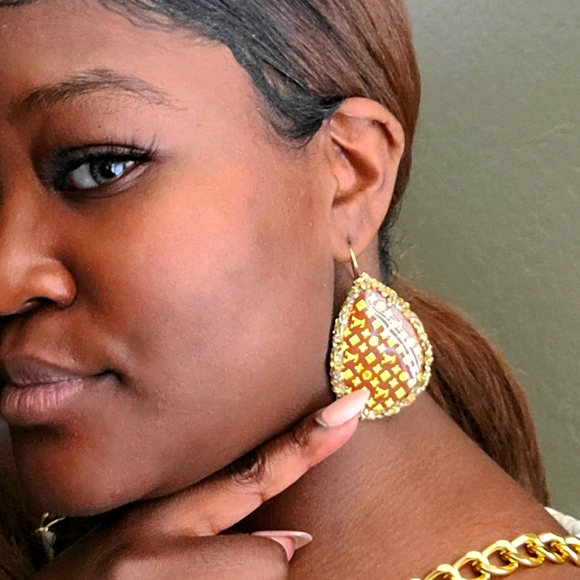 🆕Crushed Gold Edge, Resin Fashion Earrings - Picture 6 of 9